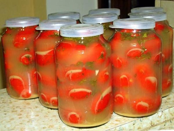 kalla inlagda tomater för vintern