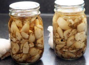 Una receta paso a paso para cocinar ajo para el invierno en aceite.