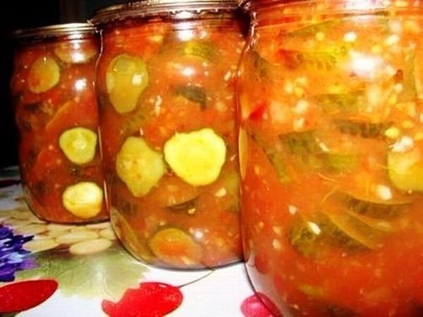 Würzige Gurken in Tomaten-Knoblauch-Sauce