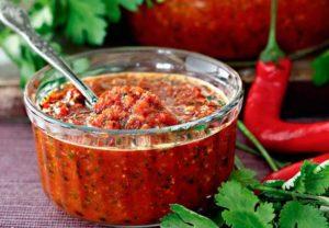 2 bedste opskrifter til madlavning af adjika med koriander og tomater