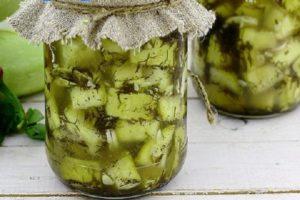Schritt-für-Schritt-Rezept zum Kochen von Zucchini in Öl für den Winter
