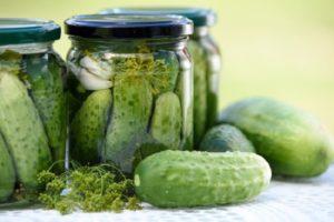 Regels voor het bewaren van ingelegde en ingelegde komkommers in een appartement