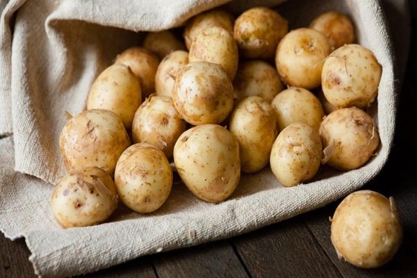 kartupeļi maisā