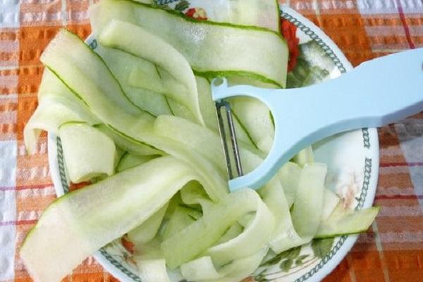 komkommers snijden