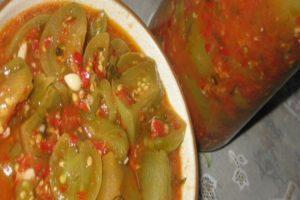 Stapsgewijs recept voor groene tomaten in tomaat voor de winter