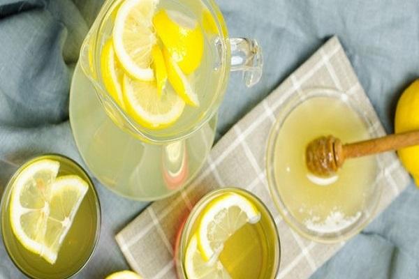 Zitrone im Getränk