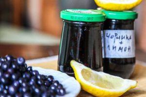 Ang pinakamahusay na recipe para sa paggawa ng blueberry jam na may lemon para sa taglamig