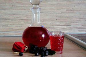 Una receta sencilla para hacer vino de grosella roja y negra en casa