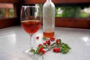 3 semplici ricette per fare il vino di rosa canina in casa
