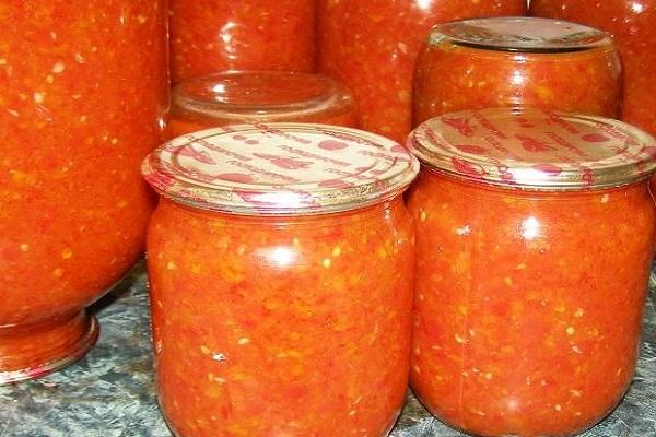 11 geriausių žaliųjų pomidorų žiemos virimo adžikoje receptų