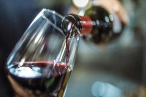 Kādas piedevas var izmantot, lai uzlabotu un koriģētu mājas vīna garšu, pārbaudītas metodes