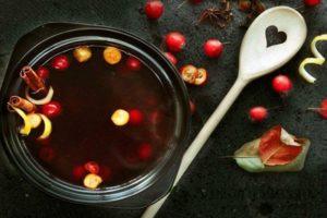 6 einfache Rezepte für die Zubereitung von frischem Weißdornwein zu Hause