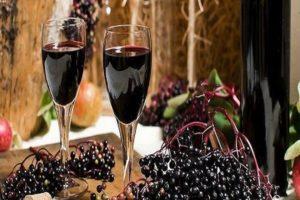 8 enkle opskrifter til fremstilling af fuglkirsebærvin derhjemme