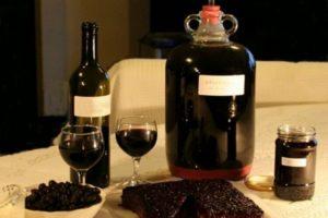 11 einfache Rezepte für die Herstellung von Wein aus Irgi zu Hause