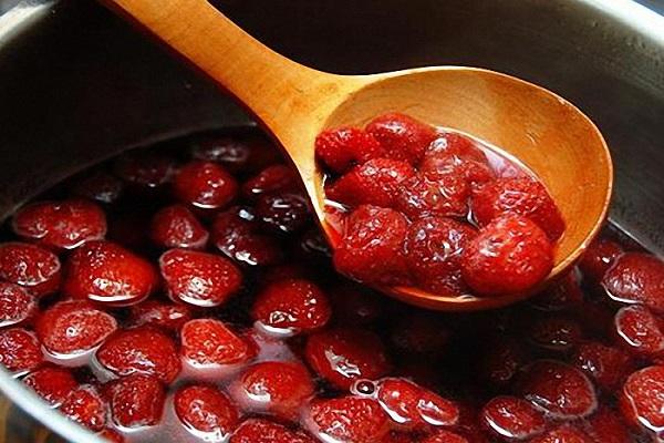 mga berry sa isang kutsara