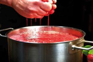 8 madaling sunud-sunod na mga recipe ng homemade strawberry wine
