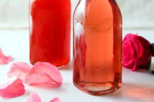 3 recetas fáciles de vino de pétalos de rosa caseras