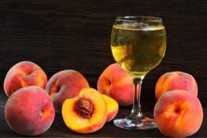 12 vienkāršas receptes persiku vīna pagatavošanai mājās