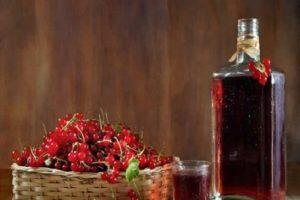 TOP 2 Rezepte für die Herstellung von Wein aus Himbeeren und Johannisbeeren zu Hause