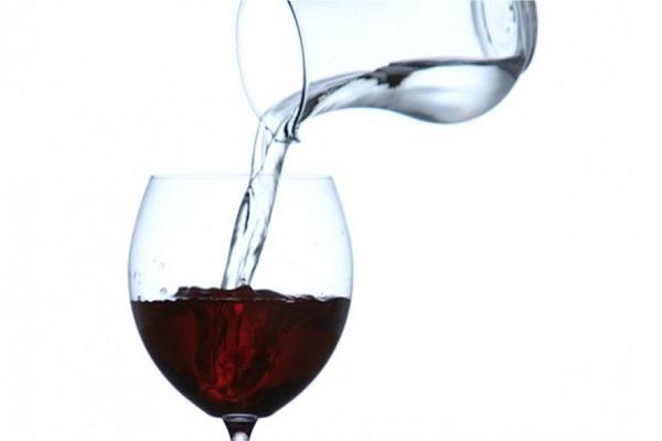 Wasser in Wein