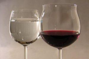 Kodėl praskieskite vynuogių vyną vandeniu ir 4 geriausius namų receptus
