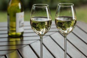 4 helppoa kotitekoista vihreän viinirypäleen viiniä
