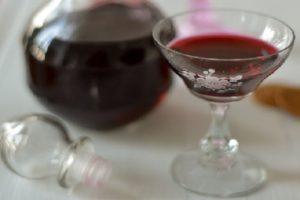 4 lette opskrifter til fremstilling af kaprifolvin derhjemme