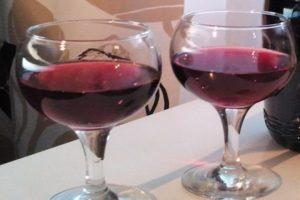 2 reseptiä viinin valmistamiseksi rypäleen puristemassasta kotona