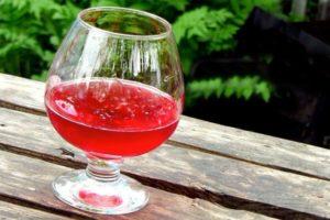 4 jednoduché recepty na výrobu vína z bobúľ doma