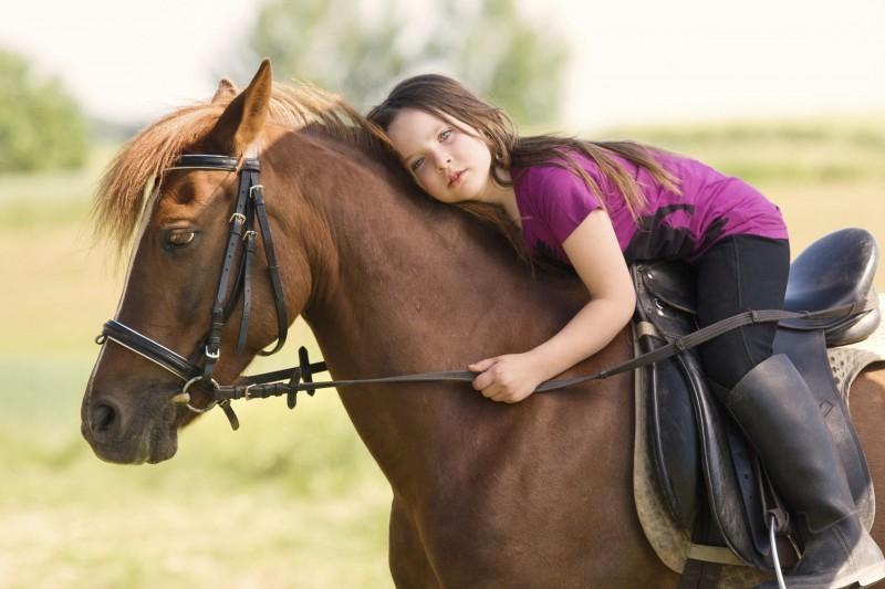 άλογο και κορίτσι