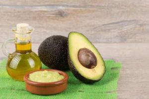 Proprietà e usi dell'olio di avocado a casa, benefici e rischi